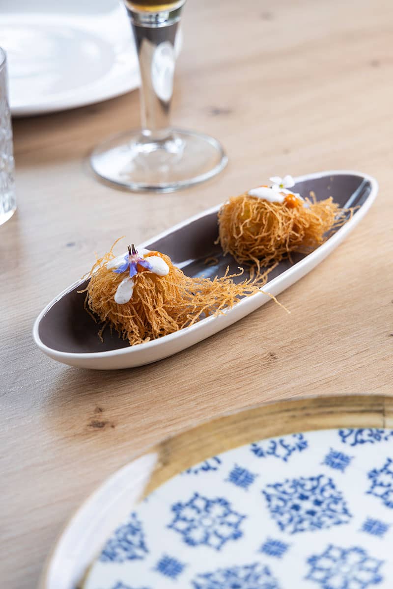 tapa en fuente alargada